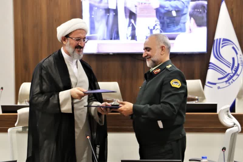 انعقاد تفاهم‌نامه همکاری میان دانشگاه قم و نیروی انتظامی